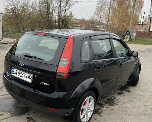 Черный Форд Фиеста, объемом двигателя 1.39 л и пробегом 180 тыс. км за 3600 $, фото 6 на Automoto.ua