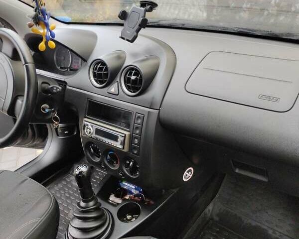 Черный Форд Фиеста, объемом двигателя 1.3 л и пробегом 218 тыс. км за 3900 $, фото 4 на Automoto.ua