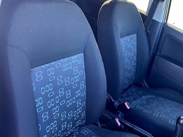 Черный Форд Фиеста, объемом двигателя 1.3 л и пробегом 195 тыс. км за 3450 $, фото 7 на Automoto.ua