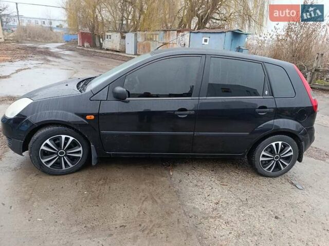 Черный Форд Фиеста, объемом двигателя 1.3 л и пробегом 164 тыс. км за 3900 $, фото 5 на Automoto.ua