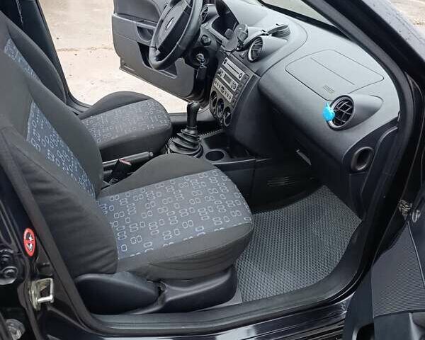 Черный Форд Фиеста, объемом двигателя 1.3 л и пробегом 164 тыс. км за 3900 $, фото 7 на Automoto.ua