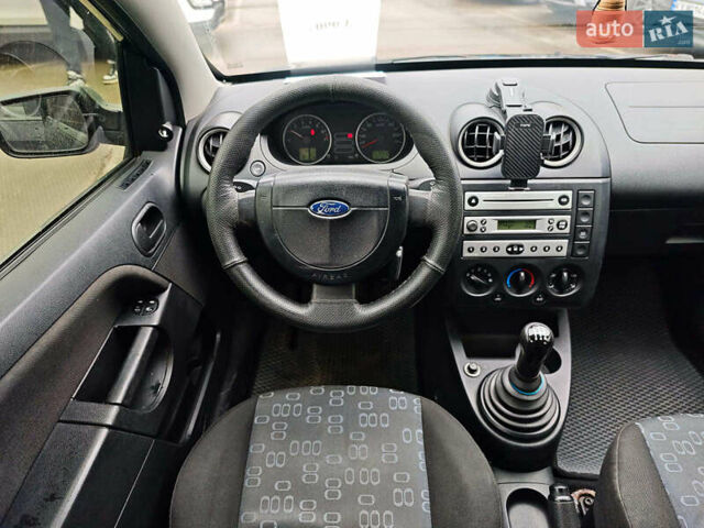 Черный Форд Фиеста, объемом двигателя 1.3 л и пробегом 167 тыс. км за 3990 $, фото 10 на Automoto.ua