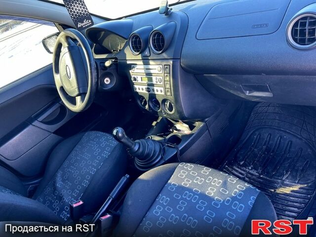 Черный Форд Фиеста, объемом двигателя 1.3 л и пробегом 195 тыс. км за 3450 $, фото 1 на Automoto.ua