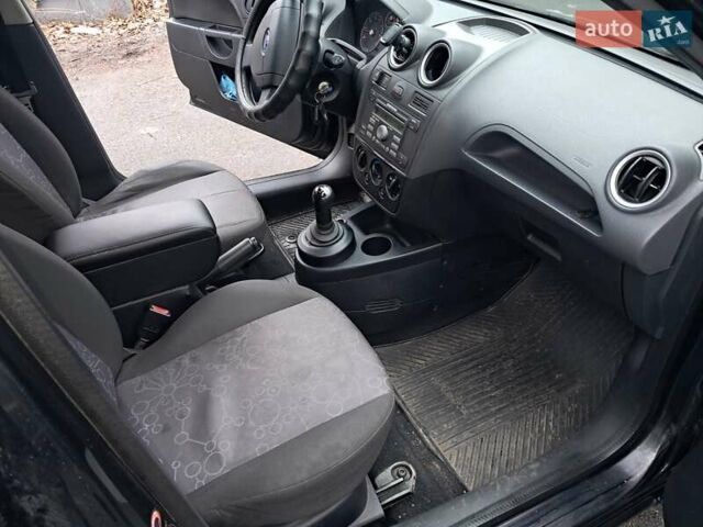 Черный Форд Фиеста, объемом двигателя 1.4 л и пробегом 241 тыс. км за 3800 $, фото 9 на Automoto.ua