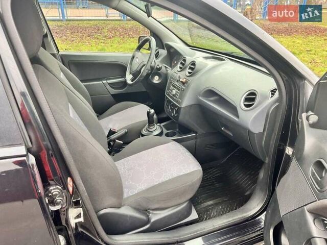 Черный Форд Фиеста, объемом двигателя 1.39 л и пробегом 210 тыс. км за 3750 $, фото 8 на Automoto.ua