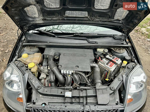 Черный Форд Фиеста, объемом двигателя 1.4 л и пробегом 260 тыс. км за 3650 $, фото 1 на Automoto.ua