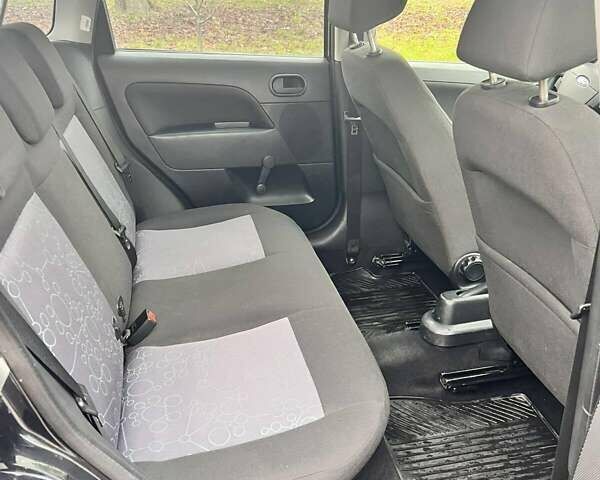 Черный Форд Фиеста, объемом двигателя 1.39 л и пробегом 210 тыс. км за 3750 $, фото 11 на Automoto.ua