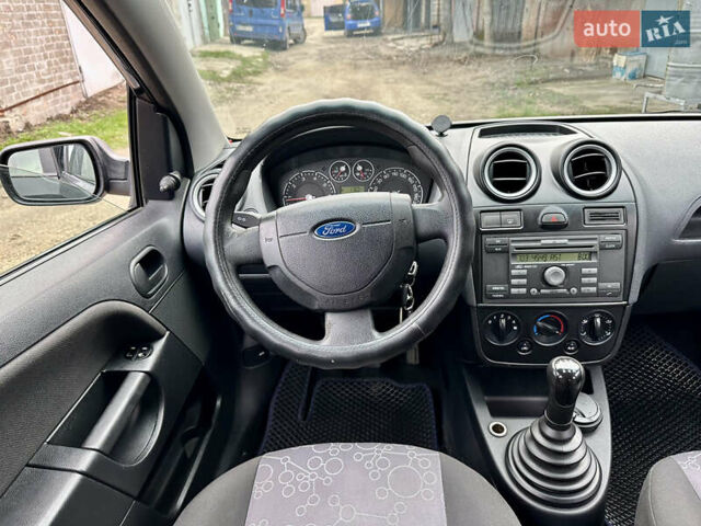 Черный Форд Фиеста, объемом двигателя 1.4 л и пробегом 260 тыс. км за 3650 $, фото 2 на Automoto.ua