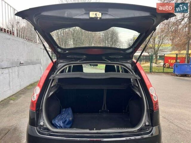 Черный Форд Фиеста, объемом двигателя 1.39 л и пробегом 210 тыс. км за 3750 $, фото 12 на Automoto.ua