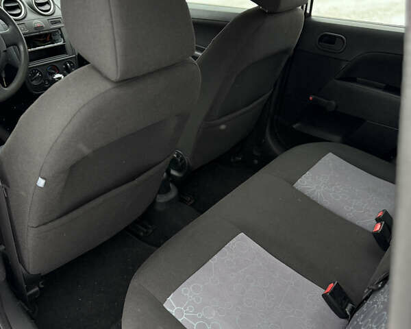 Черный Форд Фиеста, объемом двигателя 1.3 л и пробегом 184 тыс. км за 4200 $, фото 9 на Automoto.ua