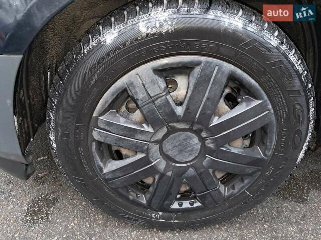 Черный Форд Фиеста, объемом двигателя 1.4 л и пробегом 241 тыс. км за 3800 $, фото 12 на Automoto.ua