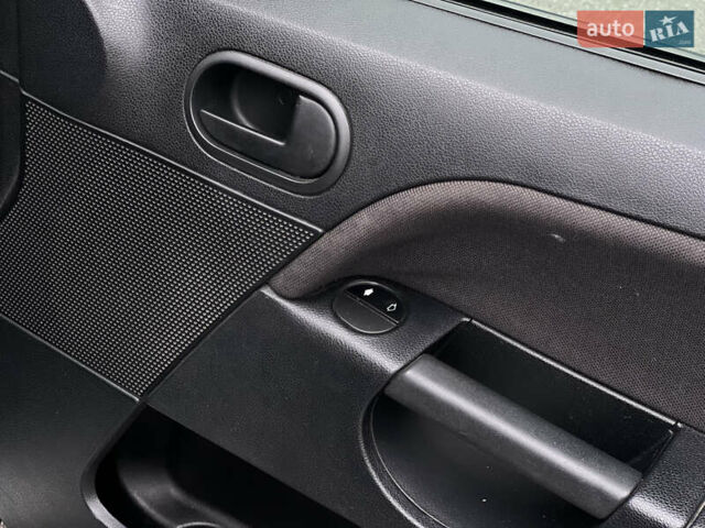 Черный Форд Фиеста, объемом двигателя 1.3 л и пробегом 251 тыс. км за 3500 $, фото 50 на Automoto.ua