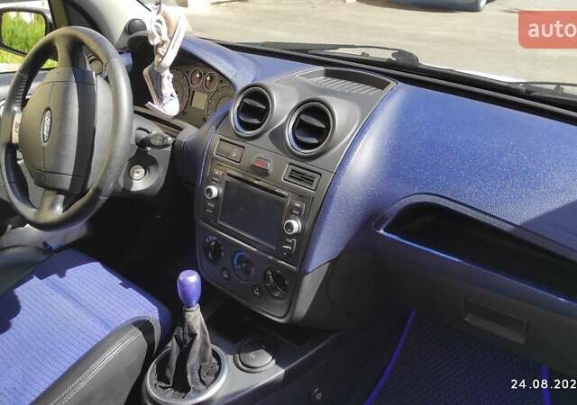 Черный Форд Фиеста, объемом двигателя 2 л и пробегом 206 тыс. км за 5000 $, фото 7 на Automoto.ua