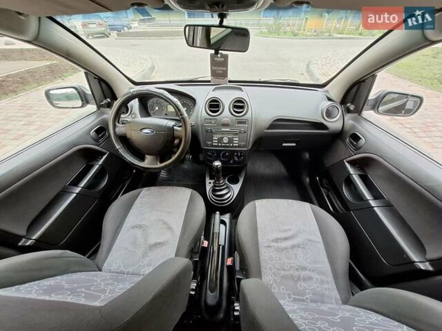 Черный Форд Фиеста, объемом двигателя 1.39 л и пробегом 220 тыс. км за 3800 $, фото 17 на Automoto.ua