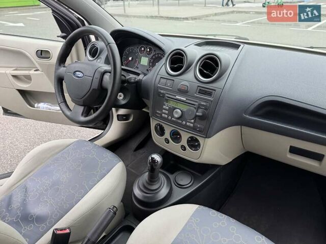 Черный Форд Фиеста, объемом двигателя 1.4 л и пробегом 145 тыс. км за 4350 $, фото 26 на Automoto.ua