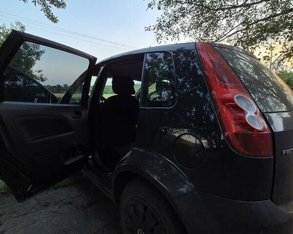 Черный Форд Фиеста, объемом двигателя 1.39 л и пробегом 231 тыс. км за 3900 $, фото 19 на Automoto.ua