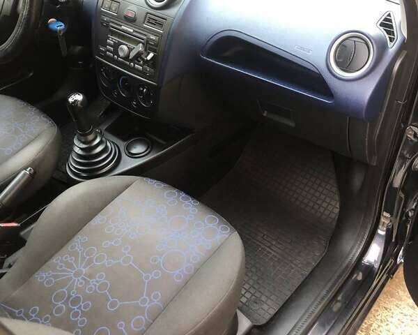 Черный Форд Фиеста, объемом двигателя 1.39 л и пробегом 234 тыс. км за 4400 $, фото 13 на Automoto.ua