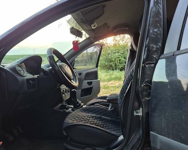 Черный Форд Фиеста, объемом двигателя 1.39 л и пробегом 231 тыс. км за 3900 $, фото 8 на Automoto.ua