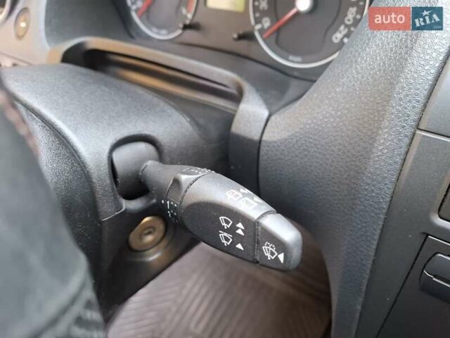 Черный Форд Фиеста, объемом двигателя 1.39 л и пробегом 220 тыс. км за 3800 $, фото 21 на Automoto.ua