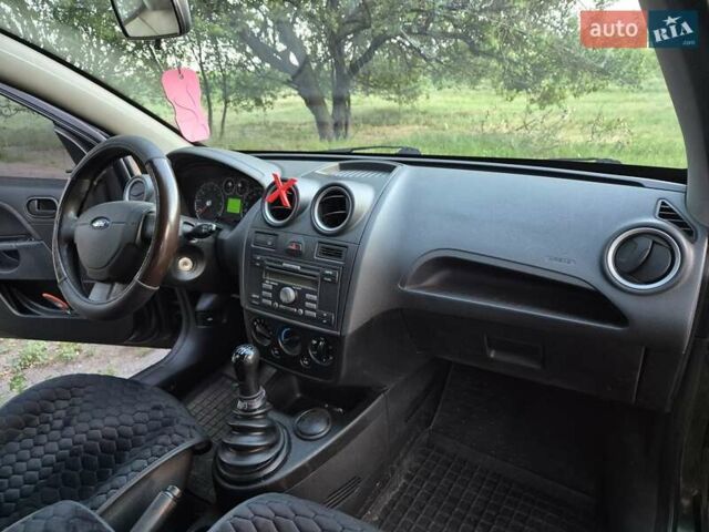 Черный Форд Фиеста, объемом двигателя 1.39 л и пробегом 231 тыс. км за 3900 $, фото 6 на Automoto.ua