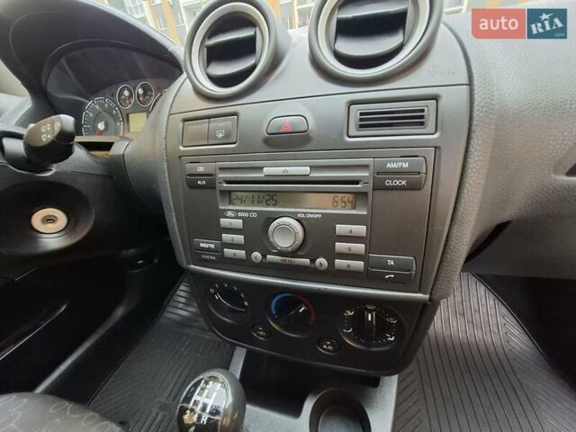 Черный Форд Фиеста, объемом двигателя 1.39 л и пробегом 220 тыс. км за 3800 $, фото 18 на Automoto.ua