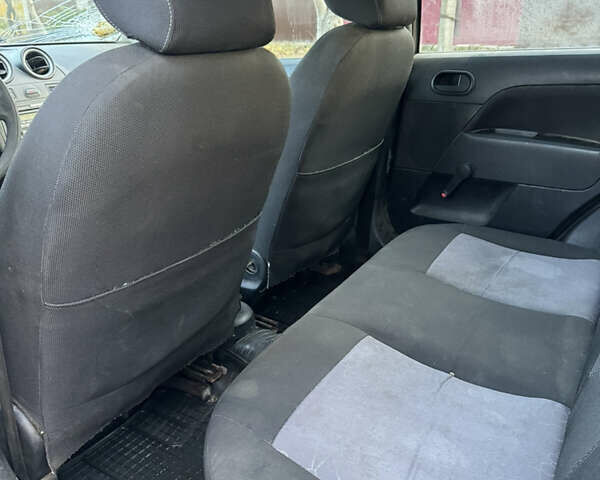 Черный Форд Фиеста, объемом двигателя 1.24 л и пробегом 367 тыс. км за 1850 $, фото 9 на Automoto.ua