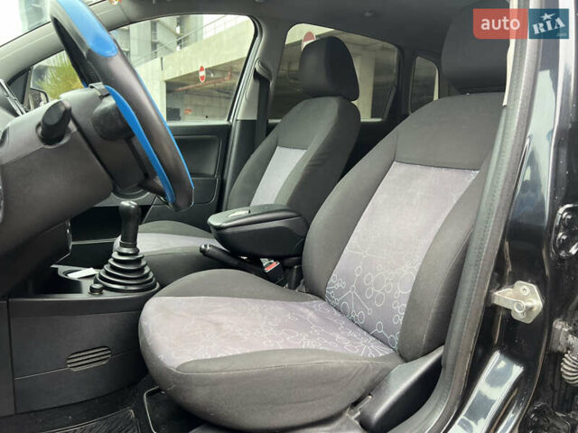 Черный Форд Фиеста, объемом двигателя 1.3 л и пробегом 251 тыс. км за 3500 $, фото 32 на Automoto.ua