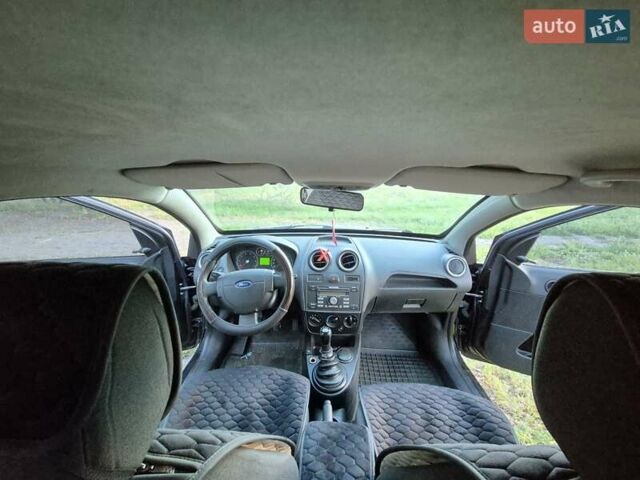 Черный Форд Фиеста, объемом двигателя 1.39 л и пробегом 231 тыс. км за 3900 $, фото 5 на Automoto.ua