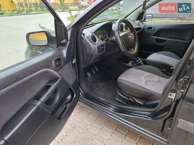 Черный Форд Фиеста, объемом двигателя 1.39 л и пробегом 220 тыс. км за 3800 $, фото 12 на Automoto.ua