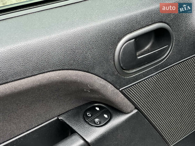 Черный Форд Фиеста, объемом двигателя 1.3 л и пробегом 251 тыс. км за 3500 $, фото 29 на Automoto.ua