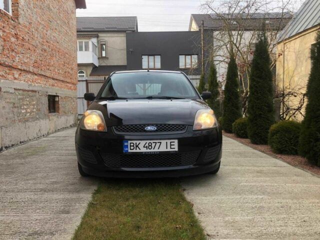 Черный Форд Фиеста, объемом двигателя 1.4 л и пробегом 234 тыс. км за 4400 $, фото 2 на Automoto.ua