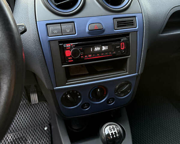 Черный Форд Фиеста, объемом двигателя 1.3 л и пробегом 276 тыс. км за 4300 $, фото 16 на Automoto.ua