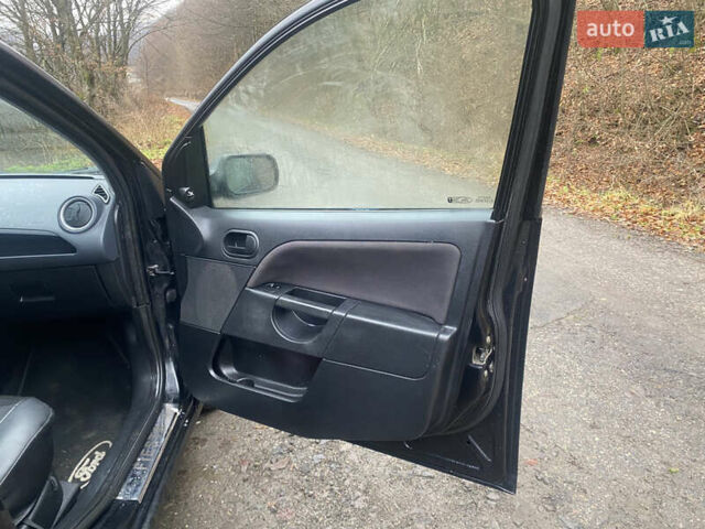 Черный Форд Фиеста, объемом двигателя 1.3 л и пробегом 230 тыс. км за 3400 $, фото 9 на Automoto.ua