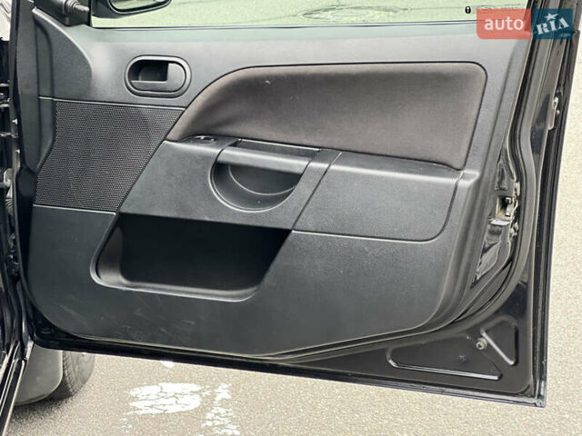 Черный Форд Фиеста, объемом двигателя 1.3 л и пробегом 251 тыс. км за 3500 $, фото 49 на Automoto.ua