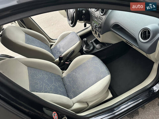 Черный Форд Фиеста, объемом двигателя 1.4 л и пробегом 145 тыс. км за 4000 $, фото 21 на Automoto.ua