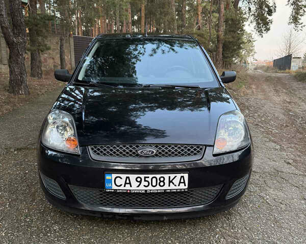 Черный Форд Фиеста, объемом двигателя 1.3 л и пробегом 276 тыс. км за 4300 $, фото 1 на Automoto.ua