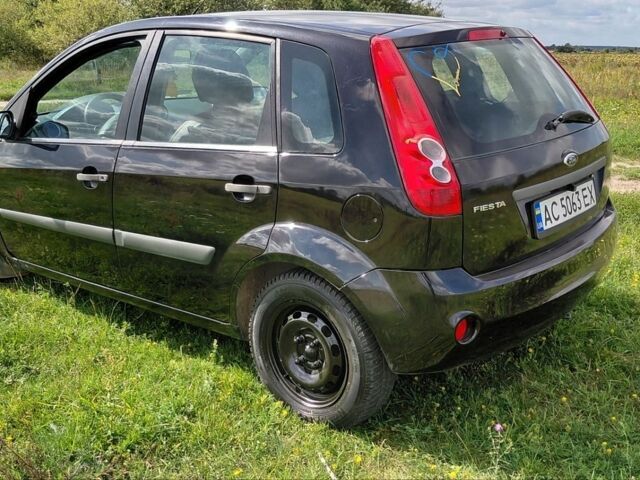 Черный Форд Фиеста, объемом двигателя 1.3 л и пробегом 180 тыс. км за 2600 $, фото 3 на Automoto.ua