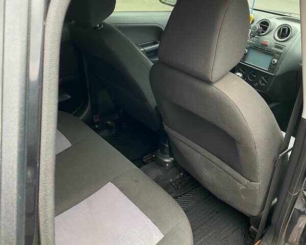 Чорний Форд Фієста, об'ємом двигуна 1.3 л та пробігом 250 тис. км за 3800 $, фото 8 на Automoto.ua