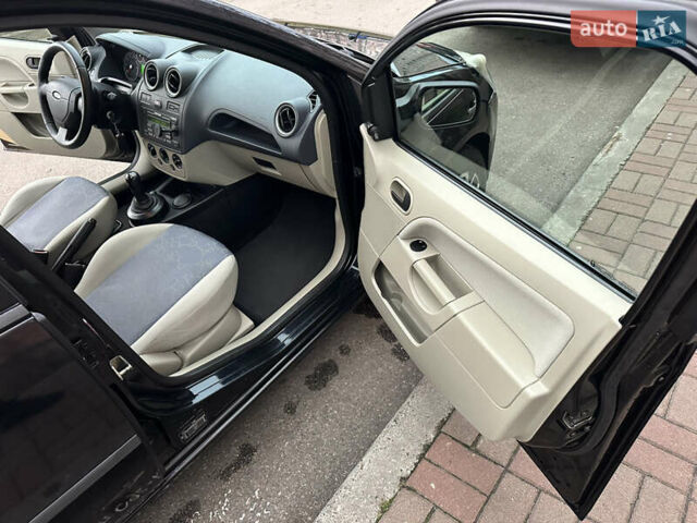 Черный Форд Фиеста, объемом двигателя 1.4 л и пробегом 145 тыс. км за 4000 $, фото 19 на Automoto.ua