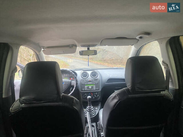 Черный Форд Фиеста, объемом двигателя 1.3 л и пробегом 230 тыс. км за 3400 $, фото 13 на Automoto.ua