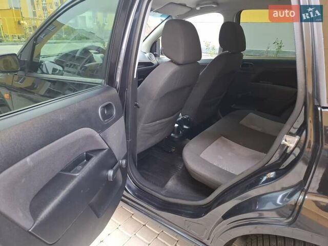 Черный Форд Фиеста, объемом двигателя 1.39 л и пробегом 220 тыс. км за 3800 $, фото 13 на Automoto.ua