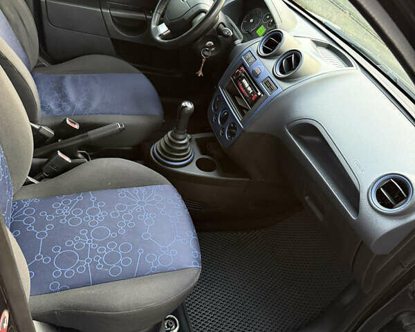 Черный Форд Фиеста, объемом двигателя 1.3 л и пробегом 276 тыс. км за 4300 $, фото 23 на Automoto.ua