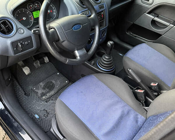 Черный Форд Фиеста, объемом двигателя 1.3 л и пробегом 276 тыс. км за 4300 $, фото 14 на Automoto.ua