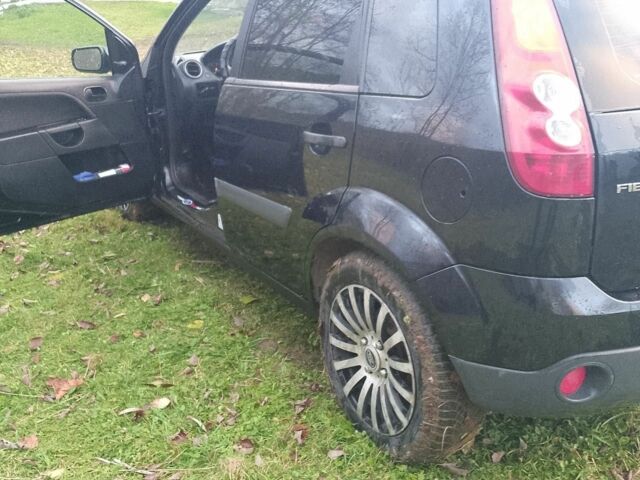 Черный Форд Фиеста, объемом двигателя 1.3 л и пробегом 230 тыс. км за 2500 $, фото 6 на Automoto.ua