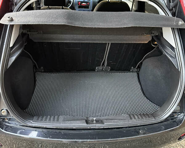 Черный Форд Фиеста, объемом двигателя 1.3 л и пробегом 276 тыс. км за 4300 $, фото 22 на Automoto.ua