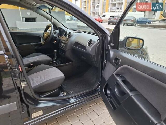 Черный Форд Фиеста, объемом двигателя 1.39 л и пробегом 220 тыс. км за 3800 $, фото 15 на Automoto.ua