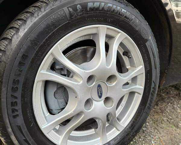 Черный Форд Фиеста, объемом двигателя 1.3 л и пробегом 276 тыс. км за 4300 $, фото 3 на Automoto.ua