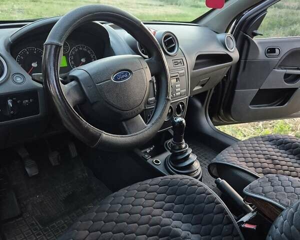 Черный Форд Фиеста, объемом двигателя 1.39 л и пробегом 231 тыс. км за 3900 $, фото 7 на Automoto.ua