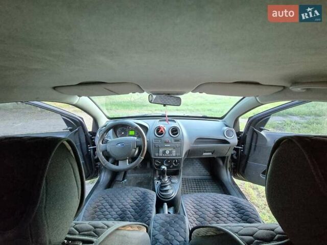 Черный Форд Фиеста, объемом двигателя 1.39 л и пробегом 231 тыс. км за 3900 $, фото 12 на Automoto.ua