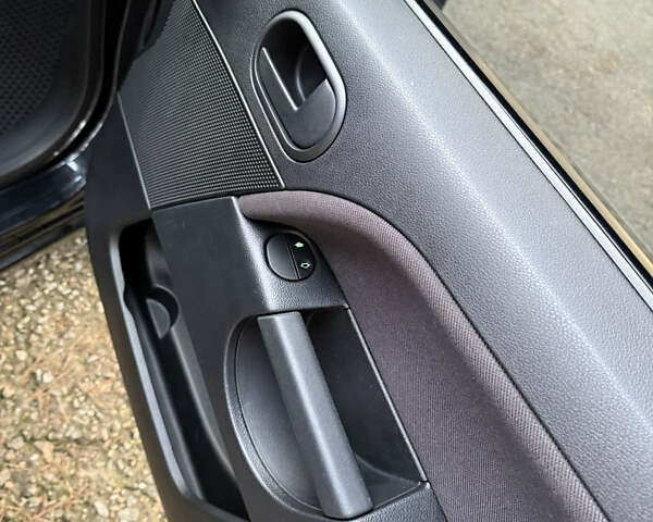 Черный Форд Фиеста, объемом двигателя 1.3 л и пробегом 276 тыс. км за 4300 $, фото 24 на Automoto.ua